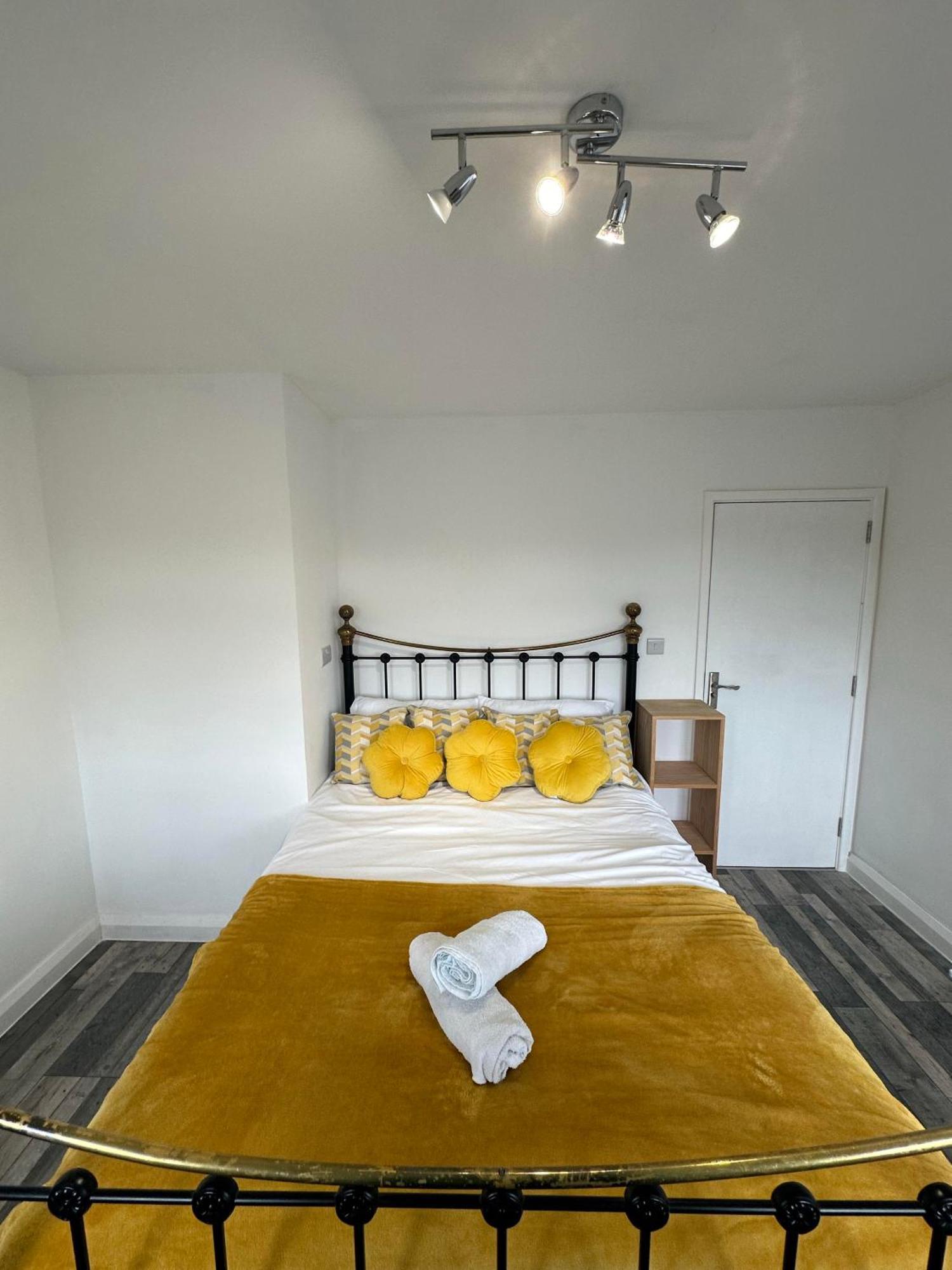 Shakespeare House 19 Bedrooms 30 Beds Up To 42 People