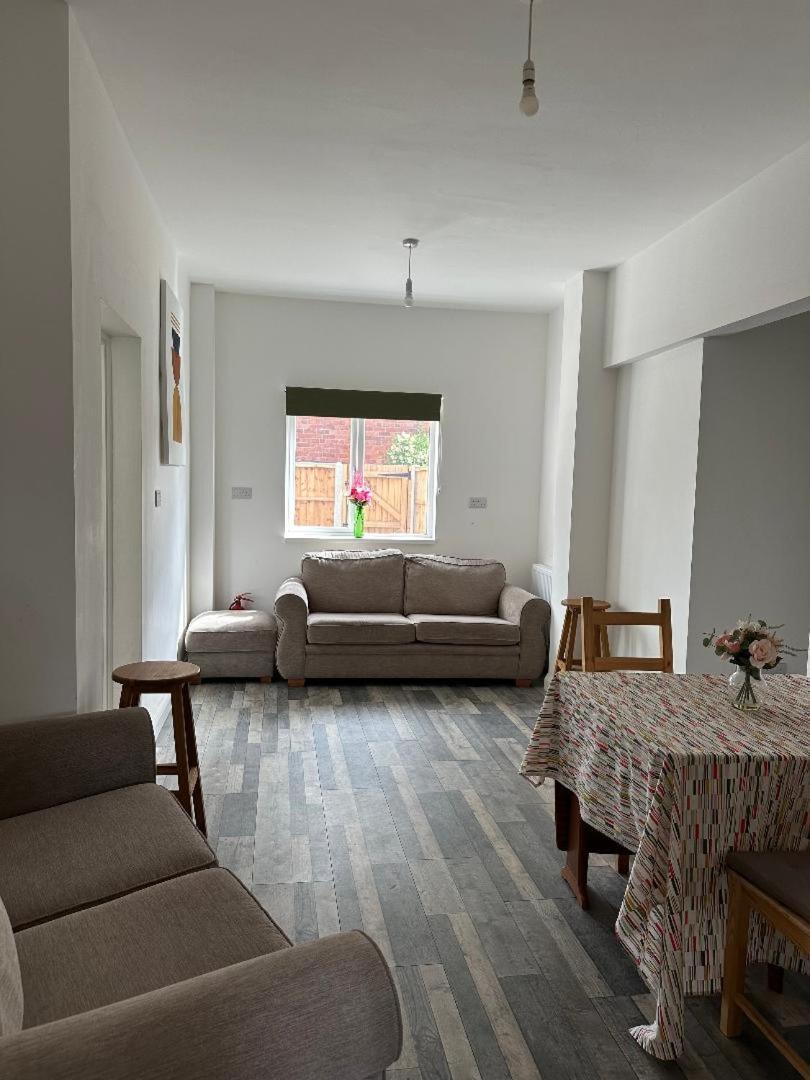 Shakespeare House 19 Bedrooms 30 Beds Up To 42 People * Derby