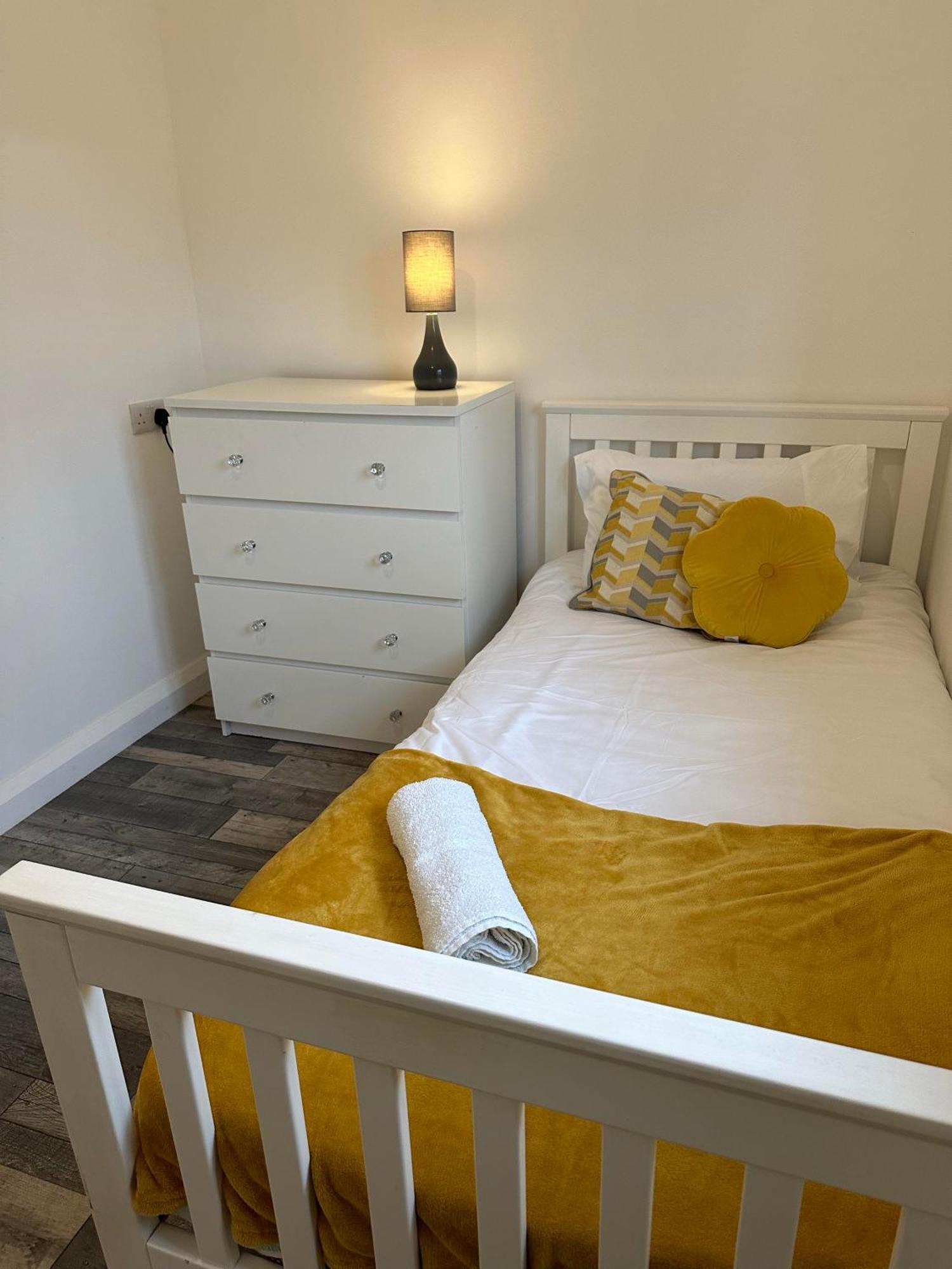 Shakespeare House 19 Bedrooms 30 Beds Up To 42 People *