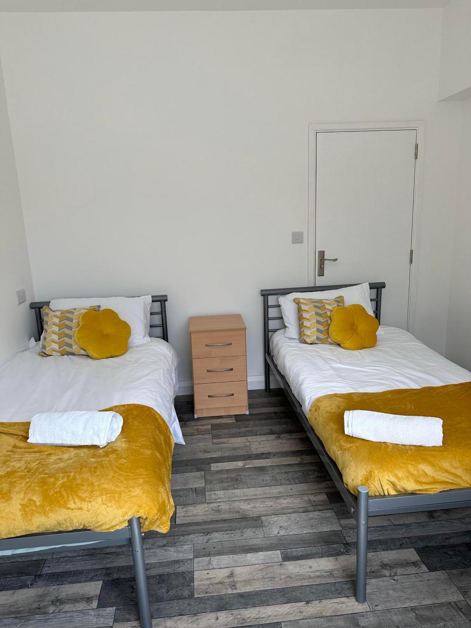 Shakespeare House 19 Bedrooms 30 Beds Up To 42 People * Derby