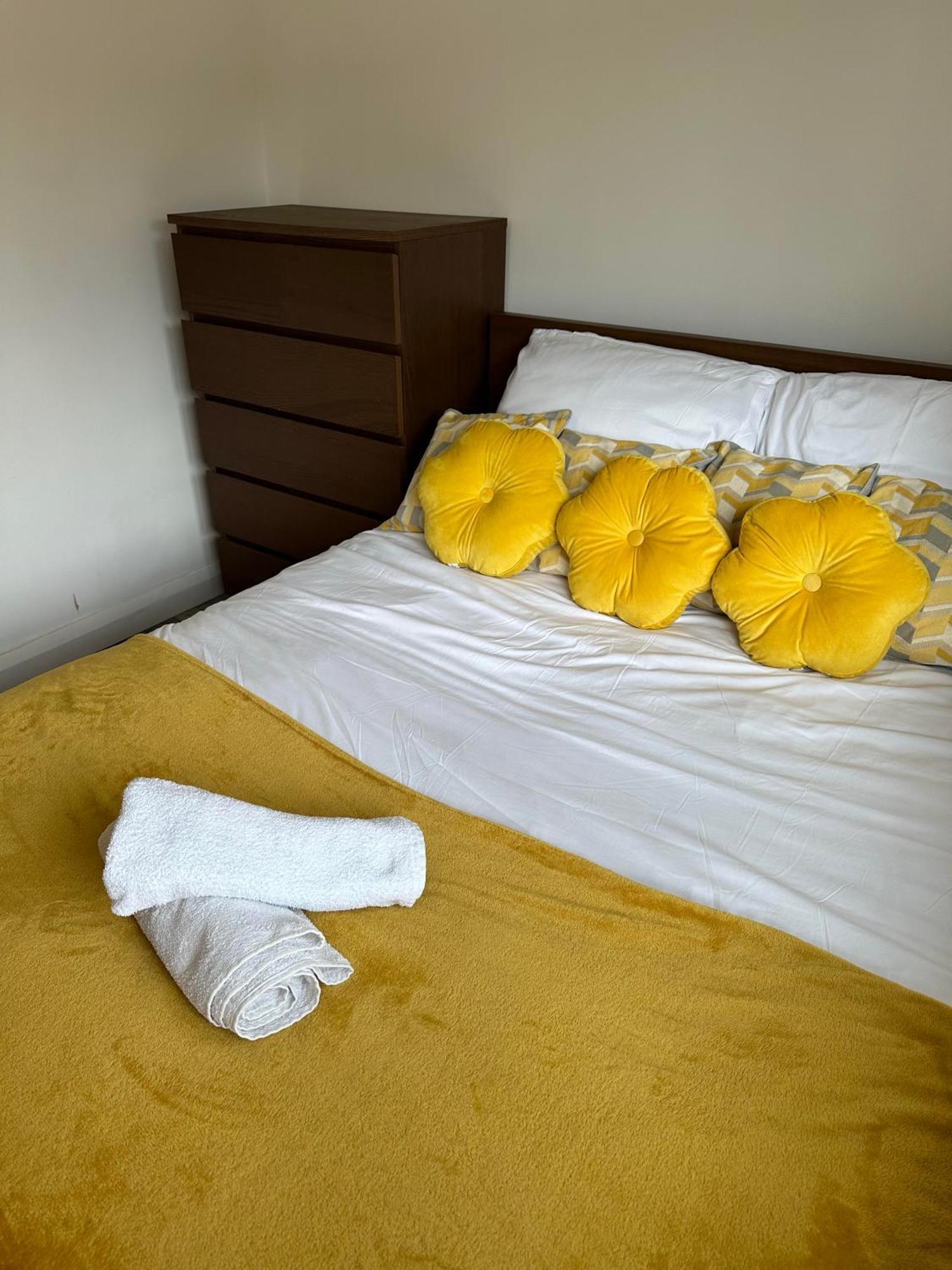 Shakespeare House 19 Bedrooms 30 Beds Up To 42 People *